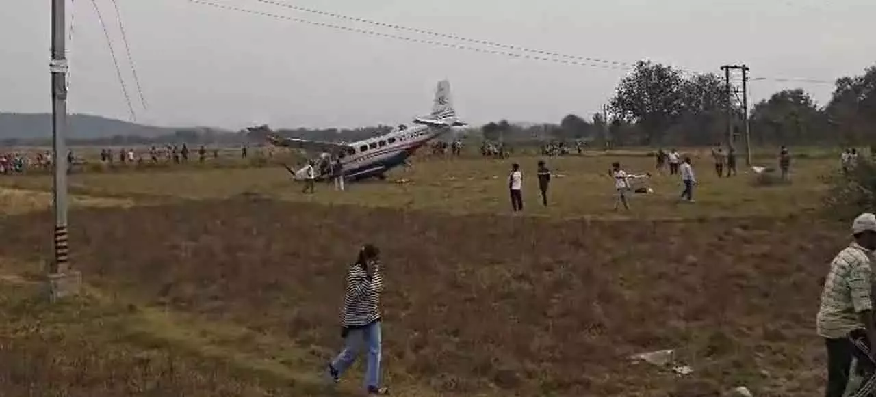 Rourkela में खेत में 9-सीटर प्लेन क्रैश हुआ; छह लोग घायल Rourkela में खेत में 9-सीटर प्लेन क्रैश हुआ; छह लोग घायल