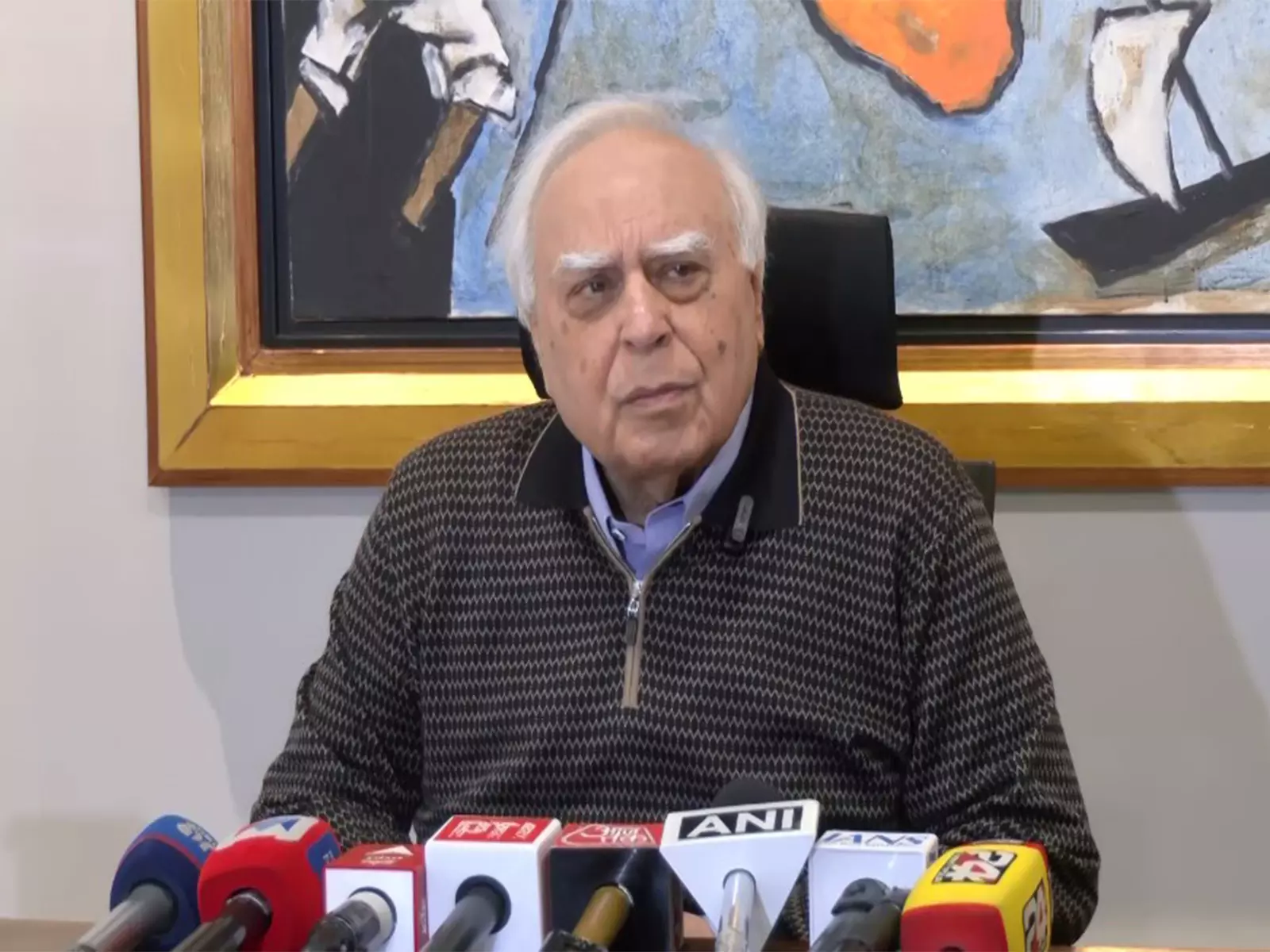 ना नल रहा ना जल रहा, बस देश जल रहा: Kapil Sibal का केंद्र पर निशाना ना नल रहा ना जल रहा, बस देश जल रहा: Kapil Sibal का केंद्र पर निशाना