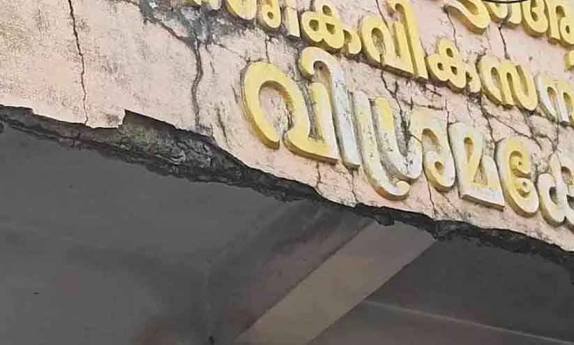 KSRTC रेस्ट सेंटर का एक हिस्सा ढह गया KSRTC रेस्ट सेंटर का एक हिस्सा ढह गया