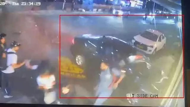 Karnataka : महंगी कार डिवाइडर से कूदकर लोगों पर गिरी Karnataka : महंगी कार डिवाइडर से कूदकर लोगों पर गिरी