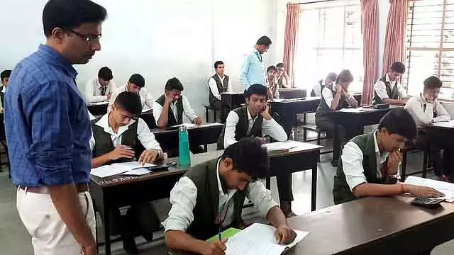 सेकंड PUC प्रिपरेटरी एग्जाम का क्वेश्चन पेपर लीक: स्टूडेंट्स, पेरेंट्स और टीचर्स में चिंता सेकंड PUC प्रिपरेटरी एग्जाम का क्वेश्चन पेपर लीक: स्टूडेंट्स, पेरेंट्स और टीचर्स में चिंता