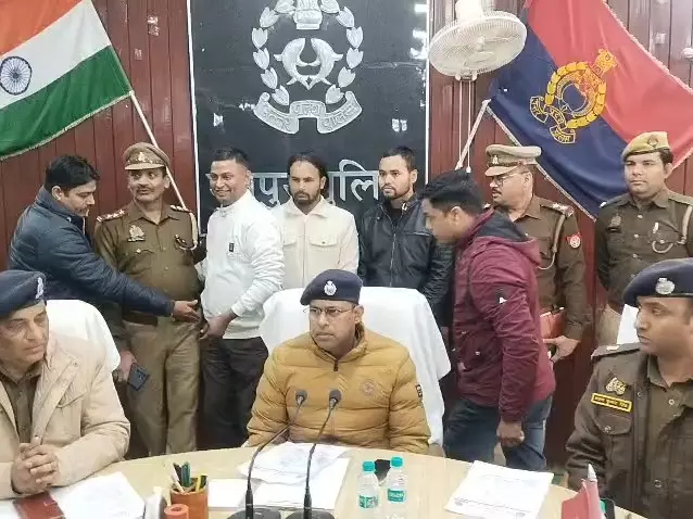 Mainpuri: मैनपुरी में GST घोटाला, दो आरोपी हिरासत में Mainpuri: मैनपुरी में GST घोटाला, दो आरोपी हिरासत में