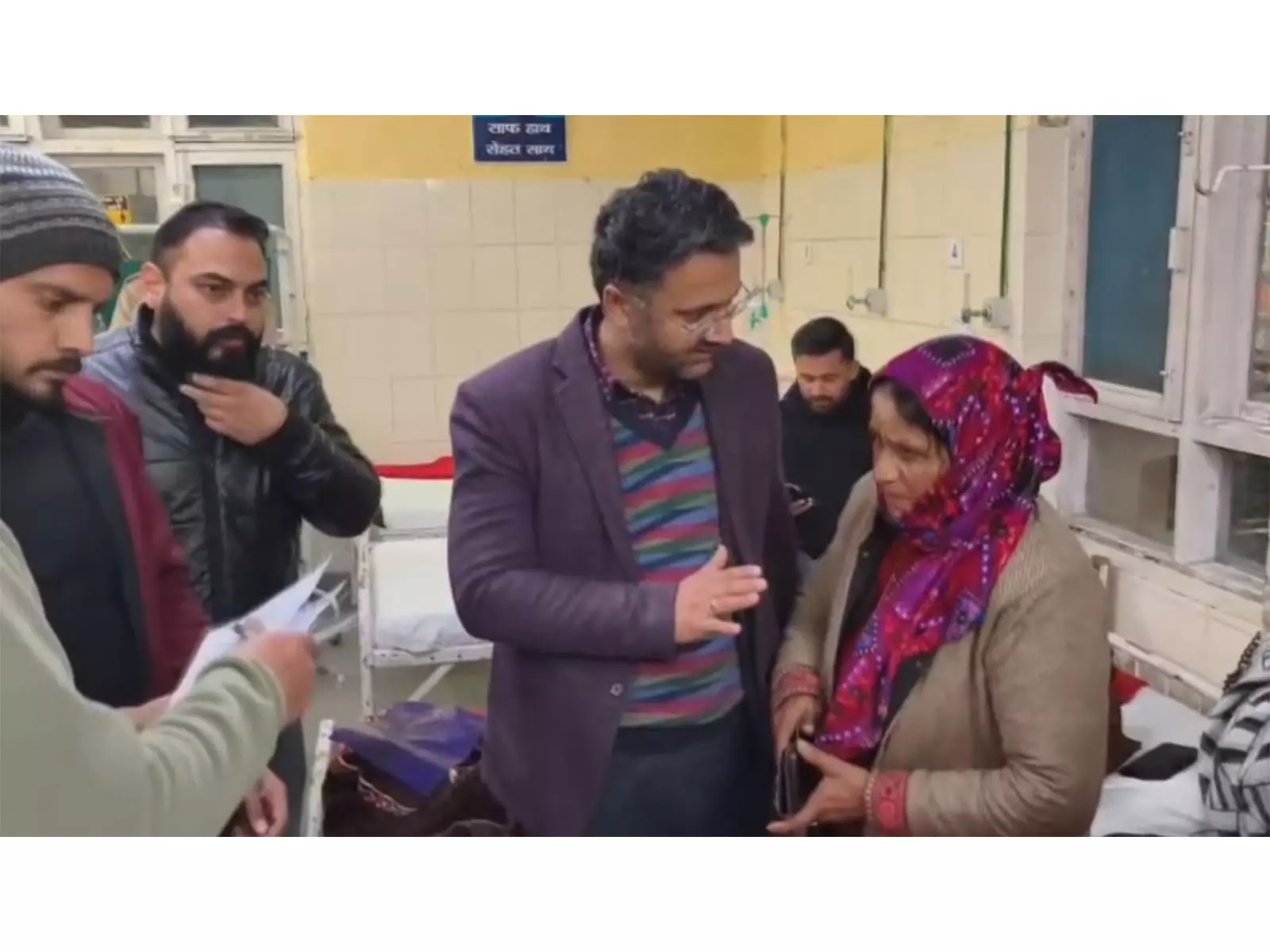 Himachal Pradesh: सिरमौर बस दुर्घटना में घायल हुए लोगों की सहायता के लिए सोलन प्रशासन आगे आया Himachal Pradesh: सिरमौर बस दुर्घटना में घायल हुए लोगों की सहायता के लिए सोलन प्रशासन आगे आया