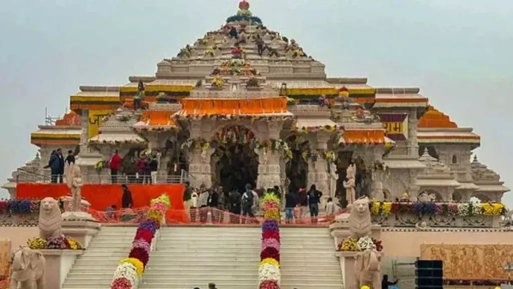 अयोध्या राम मंदिर परिसर में नमाज पढ़ने की कोशिश, मचा हड़कंप अयोध्या राम मंदिर परिसर में नमाज पढ़ने की कोशिश, मचा हड़कंप