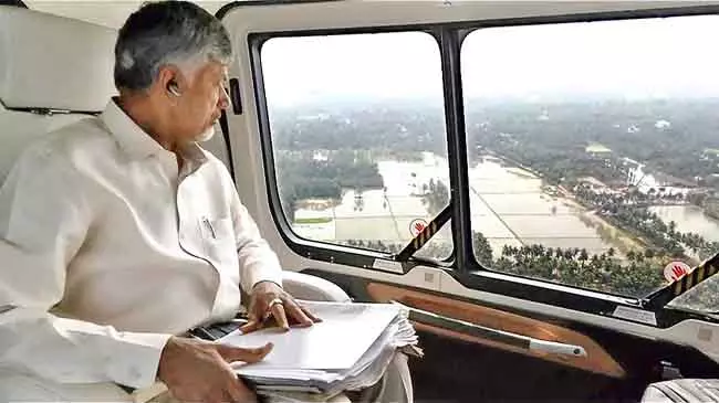 CM ने हेलीकॉप्टर से विस्फोट देखा CM ने हेलीकॉप्टर से विस्फोट देखा