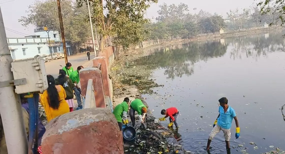 रायपुर के तालाब से 72 ट्रक कचरा बाहर निकाला गया, ग्रीन आर्मी का जनआंदोलन बना मिसाल रायपुर के तालाब से 72 ट्रक कचरा बाहर निकाला गया, ग्रीन आर्मी का जनआंदोलन बना मिसाल