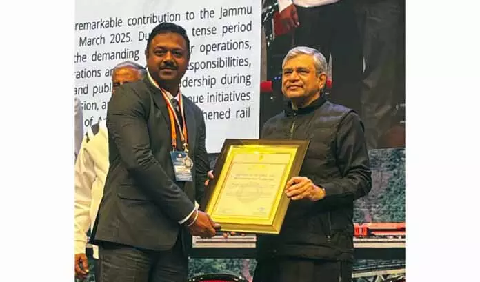 JAMMU: रेल मंत्री ने उचित सिंघल को ‘अति विशिष्ट रेल सेवा पुरस्कार’ से सम्मानित किया JAMMU: रेल मंत्री ने उचित सिंघल को ‘अति विशिष्ट रेल सेवा पुरस्कार’ से सम्मानित किया
