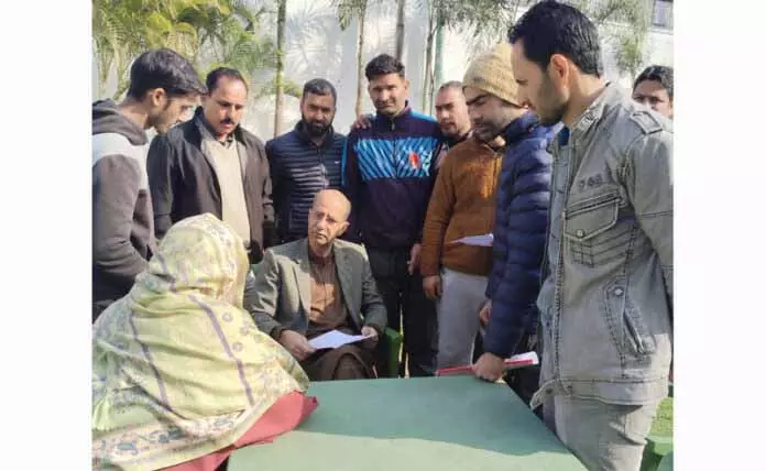 CM के सलाहकार ने राबिता में लोगों की समस्याएं सुनीं CM के सलाहकार ने राबिता में लोगों की समस्याएं सुनीं