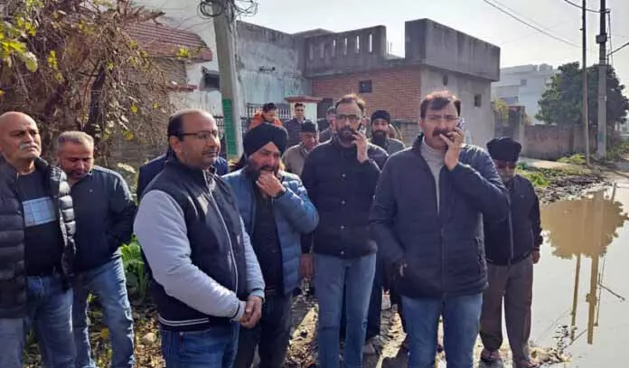 Arvind ने वार्ड 32 के निवासियों को राहत का आश्वासन दिया Arvind ने वार्ड 32 के निवासियों को राहत का आश्वासन दिया