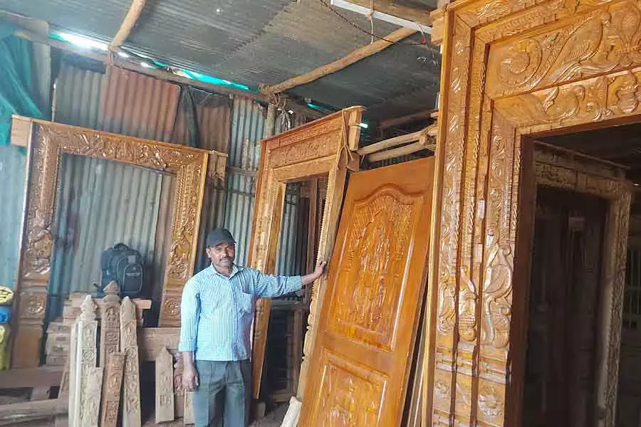 Badami : बनशंकरी मेले में कलात्मक चौखट लोगों का ध्यान खींच रही है Badami : बनशंकरी मेले में कलात्मक चौखट लोगों का ध्यान खींच रही है
