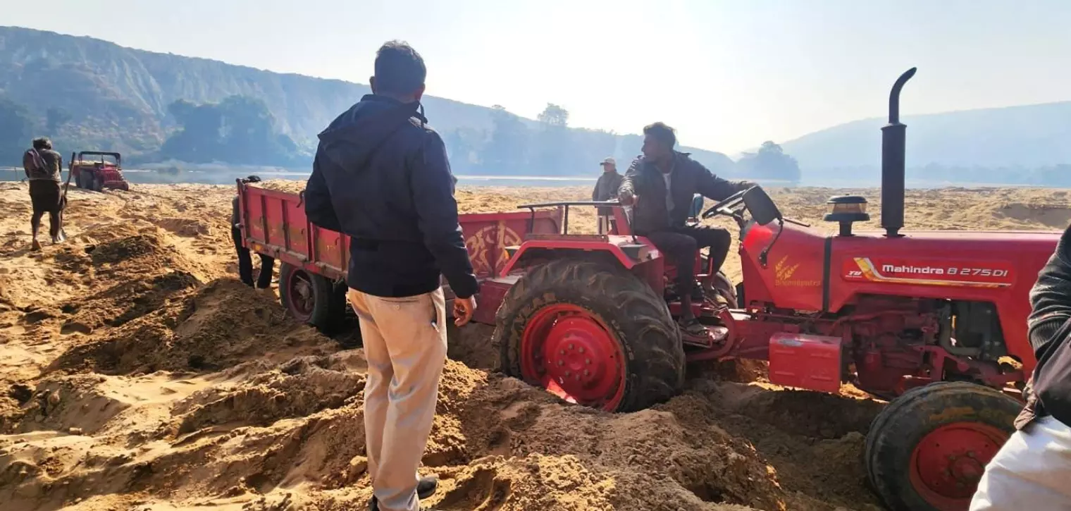 खनिज रेत के अवैध परिवहन में लिप्त 23 वाहन जब्त खनिज रेत के अवैध परिवहन में लिप्त 23 वाहन जब्त