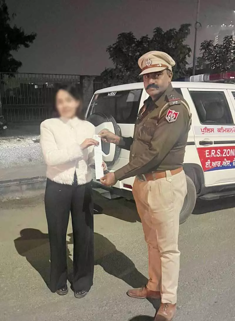 Ludhiana की महिला बैंकर का बाइक स्टंट करने पर चालान कटा Ludhiana की महिला बैंकर का बाइक स्टंट करने पर चालान कटा