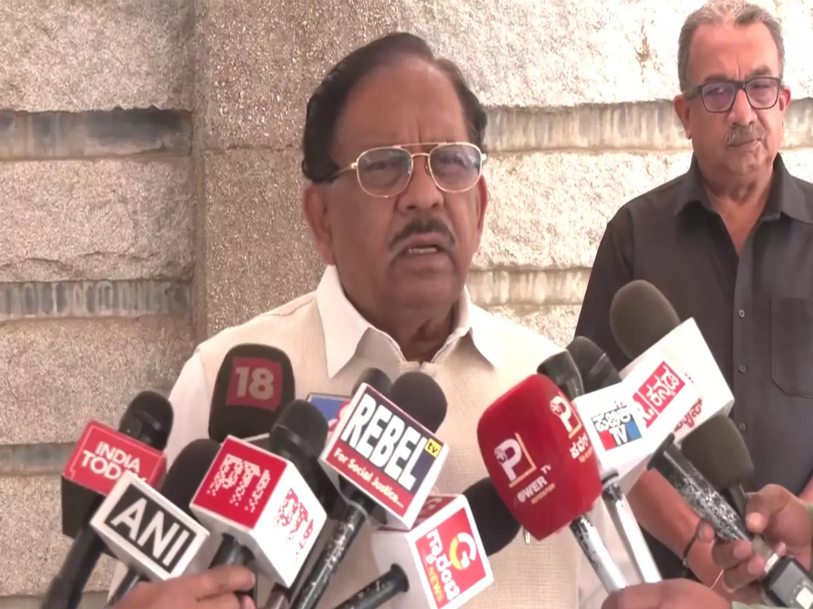 Karnataka के मंत्री जी परमेश्वर ने सीमावर्ती क्षेत्रों में भाषा संबंधी मुद्दे के समाधान का आह्वान किया Karnataka के मंत्री जी परमेश्वर ने सीमावर्ती क्षेत्रों में भाषा संबंधी मुद्दे के समाधान का आह्वान किया