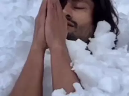 Vidyut जामवाल ने किया अनोखा योग प्रदर्शन, पेड़ पर बिना कपड़ों के चढ़ाई Vidyut जामवाल ने किया अनोखा योग प्रदर्शन, पेड़ पर बिना कपड़ों के चढ़ाई