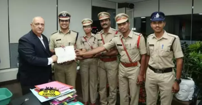 गृह मंत्रालय ने पेद्दाकादुबुर को Andhra प्रदेश का सर्वश्रेष्ठ पुलिस स्टेशन चुना गृह मंत्रालय ने पेद्दाकादुबुर को Andhra प्रदेश का सर्वश्रेष्ठ पुलिस स्टेशन चुना