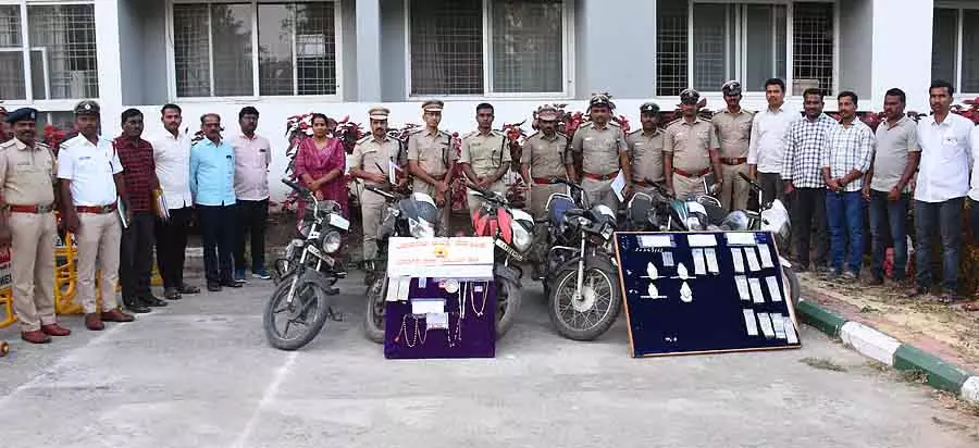 Karnataka : 10 लोग गिरफ्तार, ₹14.27 लाख की संपत्ति जब्त Karnataka : 10 लोग गिरफ्तार, ₹14.27 लाख की संपत्ति जब्त