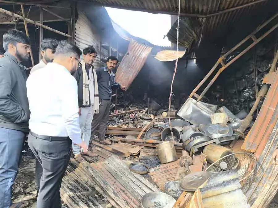Bidar: अचानक लगी आग 10 दुकानें जलकर खाक हो गई Bidar: अचानक लगी आग 10 दुकानें जलकर खाक हो गई