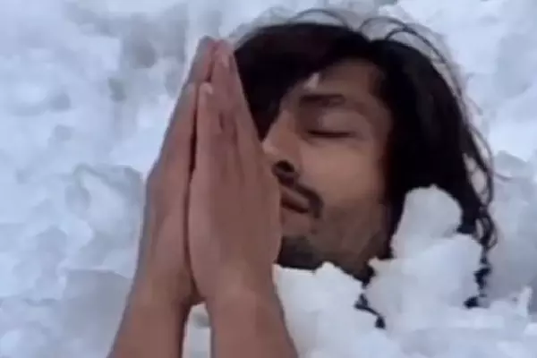 Vidyut Jammwal बिना कपड़ों के पेड़ पर चढ़े, इसे सहज का योग अभ्यास कहा Vidyut Jammwal बिना कपड़ों के पेड़ पर चढ़े, इसे सहज का योग अभ्यास कहा
