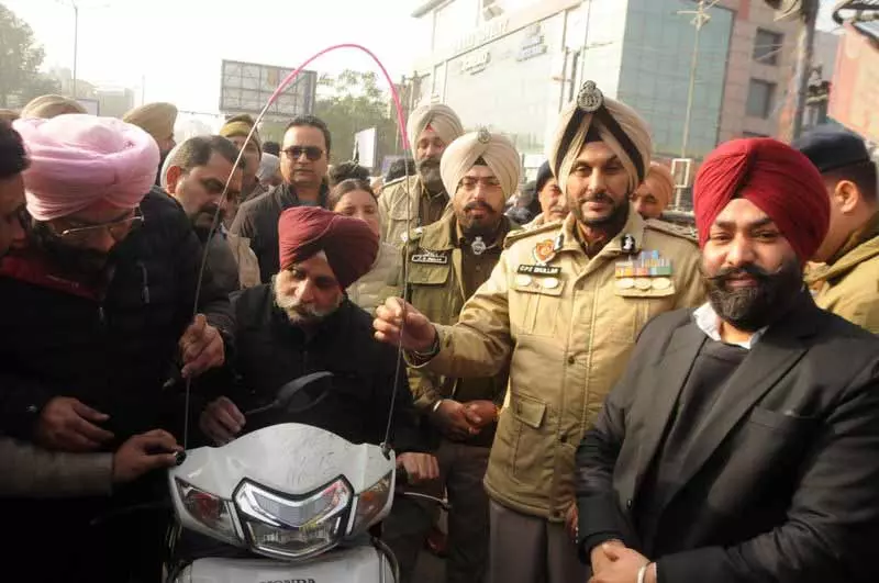 Amritsar: चीन से सुरक्षा के लिए दोपहिया वाहनों पर सेफ्टी एंगल लगाए गए Amritsar: चीन से सुरक्षा के लिए दोपहिया वाहनों पर सेफ्टी एंगल लगाए गए