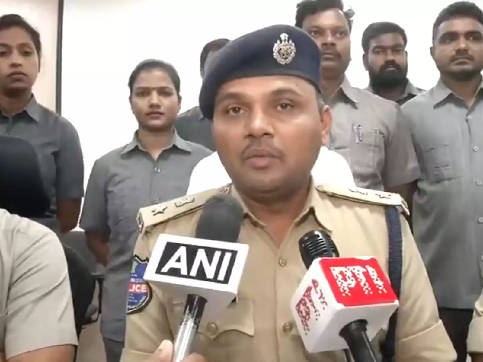 हैदराबाद पुलिस ने दो नाइजीरियाई नागरिकों को गिरफ्तार किया और 150 ग्राम MDMA जब्त किया हैदराबाद पुलिस ने दो नाइजीरियाई नागरिकों को गिरफ्तार किया और 150 ग्राम MDMA जब्त किया