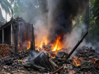 West Bengal के चंपाहाटी में पटाखा फैक्ट्री में धमाके से चार लोग घायल West Bengal के चंपाहाटी में पटाखा फैक्ट्री में धमाके से चार लोग घायल