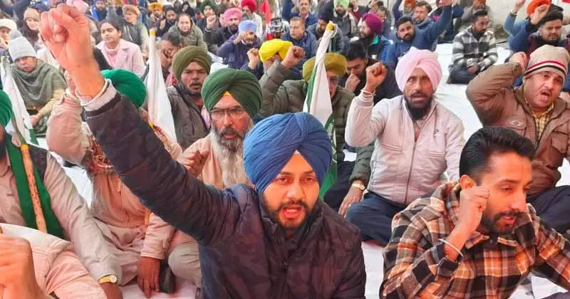PSPCL की ज़मीन बेचने के सरकारी कदम से पटियाला में विरोध प्रदर्शन शुरू PSPCL की ज़मीन बेचने के सरकारी कदम से पटियाला में विरोध प्रदर्शन शुरू
