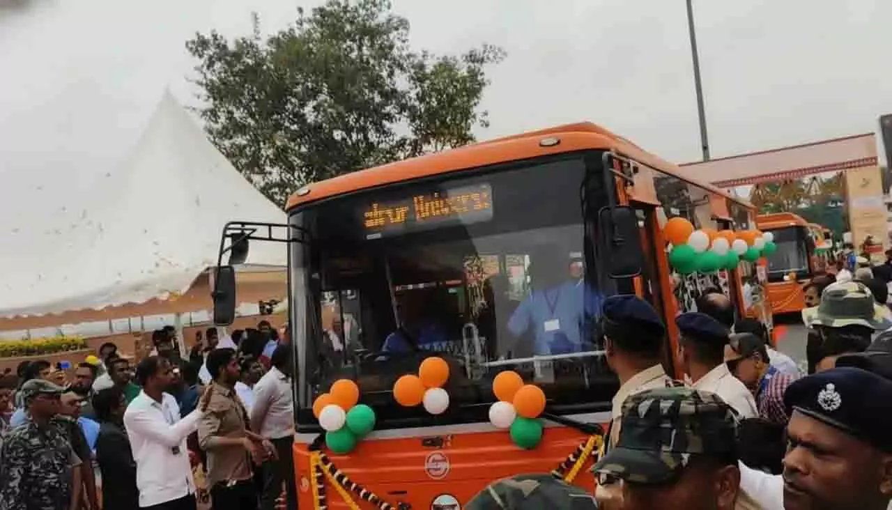 ओडिशा CM माझी ने संबलपुर में 50 ई-बसों की शुरुआत की ओडिशा CM माझी ने संबलपुर में 50 ई-बसों की शुरुआत की