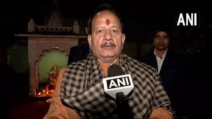 धारावी का पुनर्विकास: फडणवीस ने दी नई घरों की गारंटी, पीएम से भूमि पूजन की अपील धारावी का पुनर्विकास: फडणवीस ने दी नई घरों की गारंटी, पीएम से भूमि पूजन की अपील