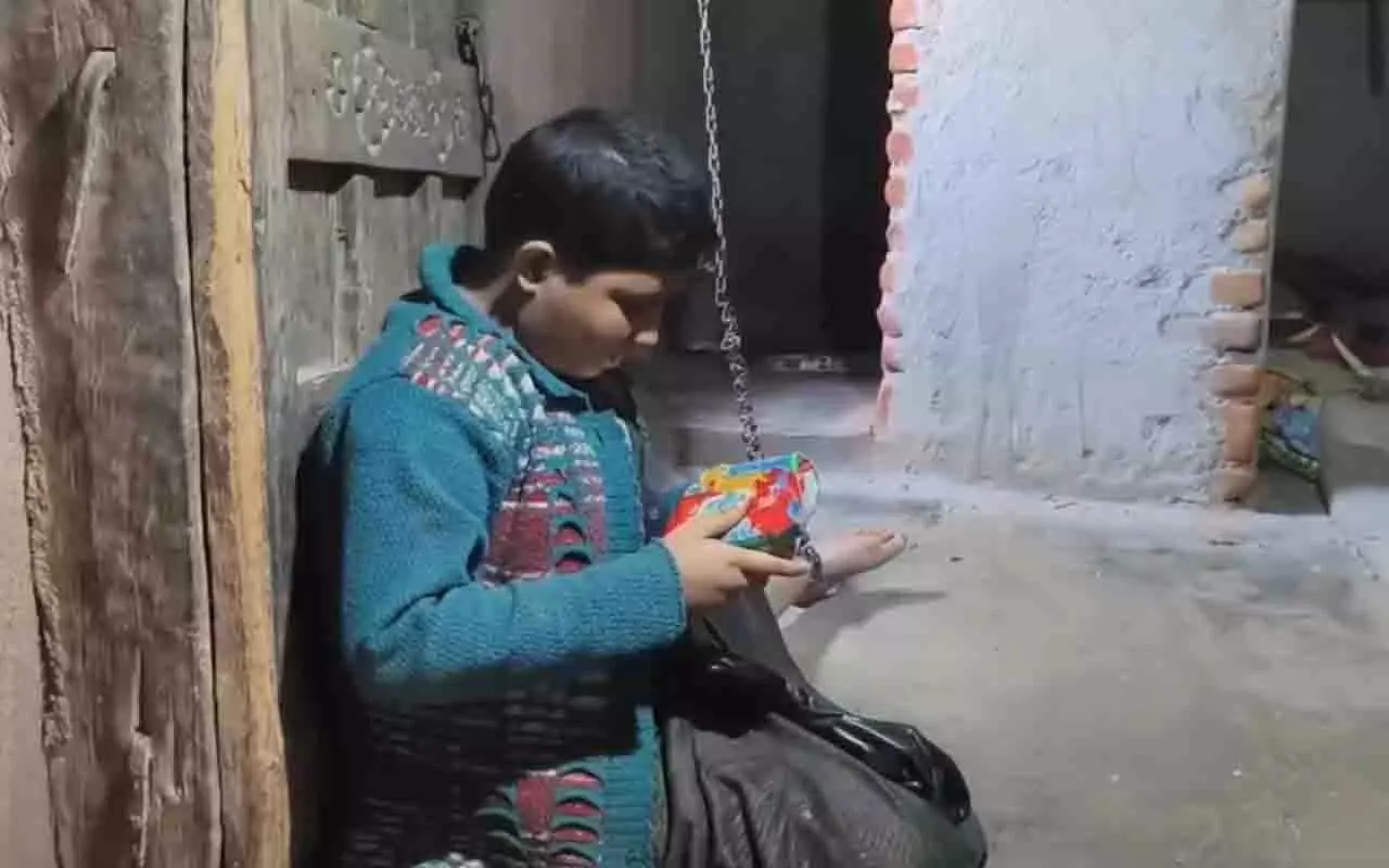 18 साल जंजीरों में, मानसिक रूप से विकलांग लड़की कैद में 18 साल जंजीरों में, मानसिक रूप से विकलांग लड़की कैद में