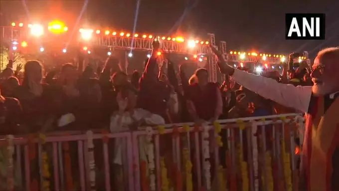 सोमनाथ मंदिर पहुंचे पीएम मोदी, श्रद्धालुओं ने किया जोरदार स्वागत सोमनाथ मंदिर पहुंचे पीएम मोदी, श्रद्धालुओं ने किया जोरदार स्वागत