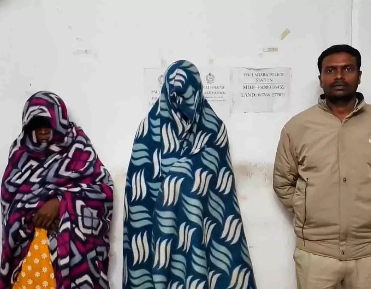 Angul में पारिवारिक झगड़े में महिला की बेरहमी से हत्या, मां और बेटे गिरफ्तार Angul में पारिवारिक झगड़े में महिला की बेरहमी से हत्या, मां और बेटे गिरफ्तार