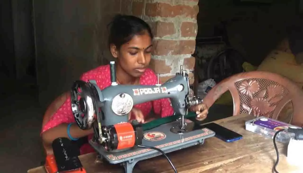 महिला विकलांगता से लड़ रही, सिलाई मशीन से आत्मनिर्भर महिला विकलांगता से लड़ रही, सिलाई मशीन से आत्मनिर्भर