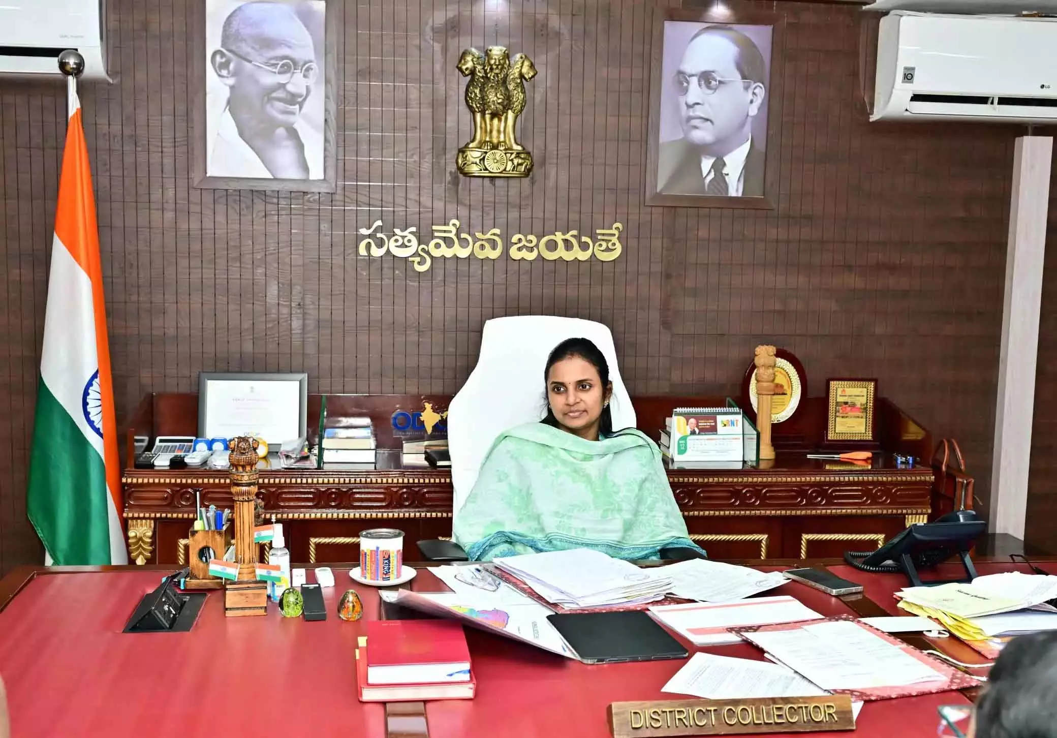 Collector Dr. A. Siris की पहल: किसानों को मिलीं QR कोड वाली पासबुक Collector Dr. A. Siris की पहल: किसानों को मिलीं QR कोड वाली पासबुक