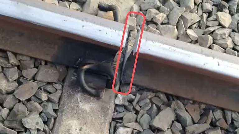 Railway track में दरार के बाद दीघा जाने वाली ट्रेन बड़े खतरे से बच गई Railway track में दरार के बाद दीघा जाने वाली ट्रेन बड़े खतरे से बच गई