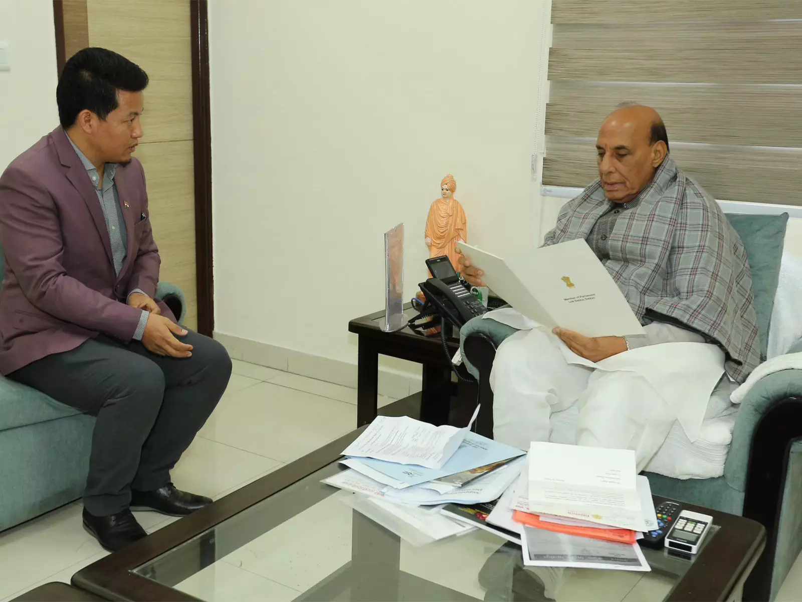 MP इंद्र हैंग सुब्बा ने रक्षा मंत्री से मुलाकात की और राज्य से जुड़े रणनीतिक मुद्दों पर चर्चा की MP इंद्र हैंग सुब्बा ने रक्षा मंत्री से मुलाकात की और राज्य से जुड़े रणनीतिक मुद्दों पर चर्चा की