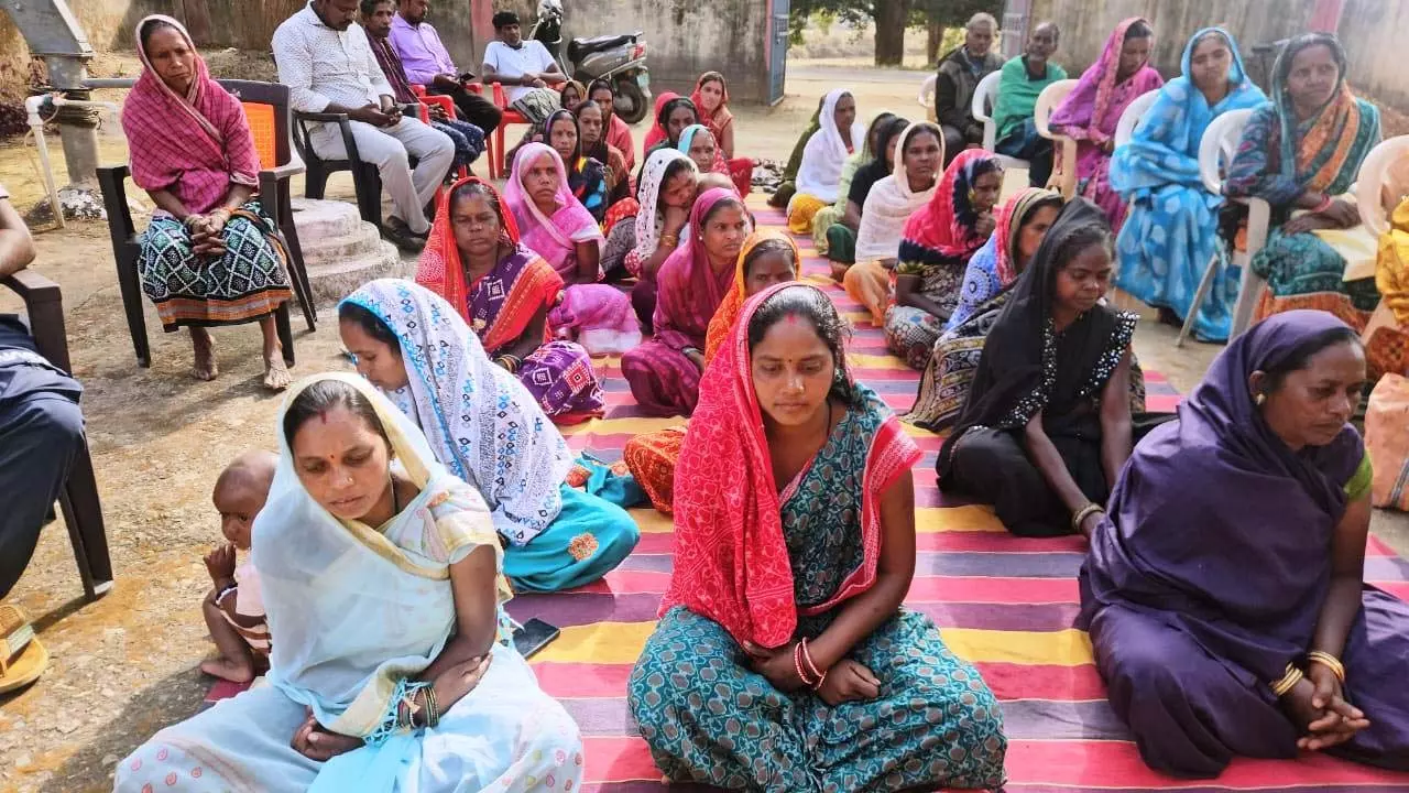 लैलूंगा पुलिस ने लगाया जन चौपाल, महिला अपराध और साइबर क्राइम पर किया जागरूक लैलूंगा पुलिस ने लगाया जन चौपाल, महिला अपराध और साइबर क्राइम पर किया जागरूक