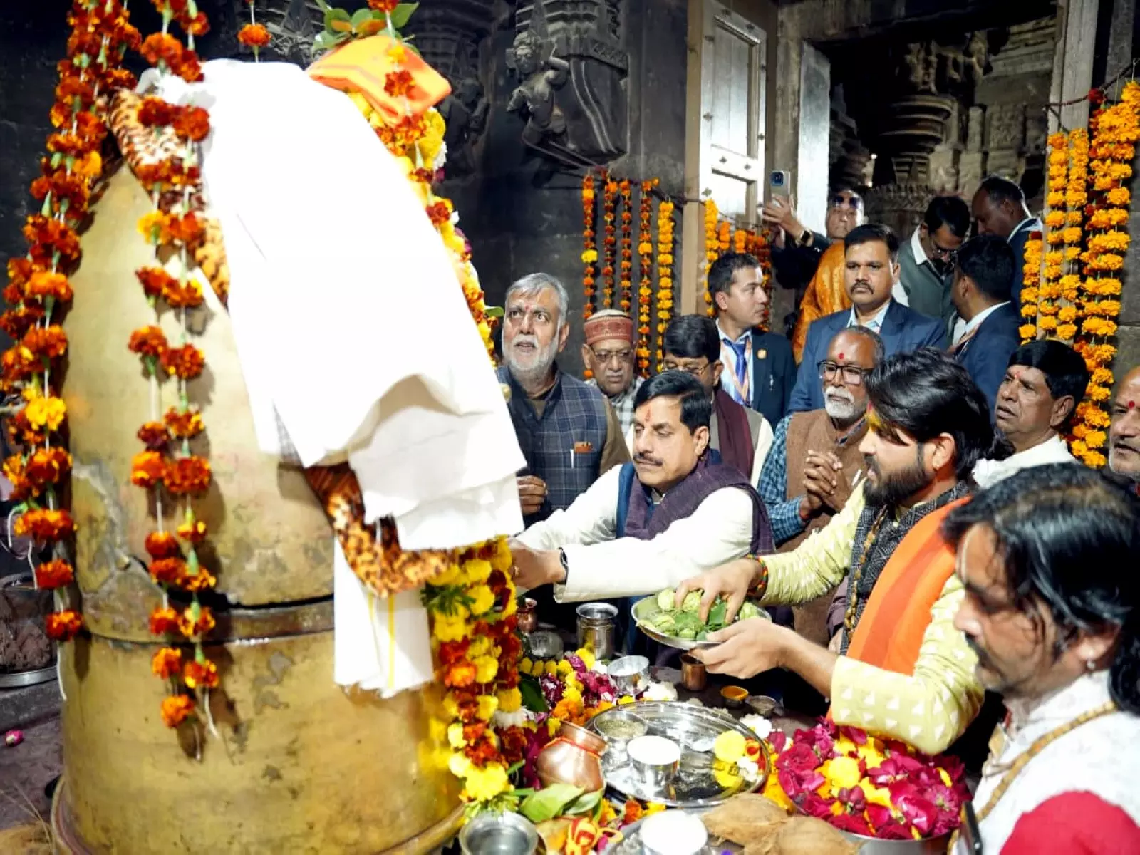 MP सीएम यादव ने विदिशा में नीलकंठेश्वर महादेव मंदिर में पूजा-अर्चना की MP सीएम यादव ने विदिशा में नीलकंठेश्वर महादेव मंदिर में पूजा-अर्चना की