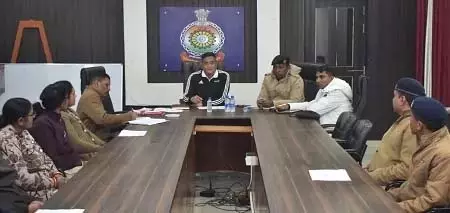दुर्ग पुलिस ने कोर्ट मोहर्रिर-आरक्षकों की बैठक का आयोजन दुर्ग पुलिस ने कोर्ट मोहर्रिर-आरक्षकों की बैठक का आयोजन