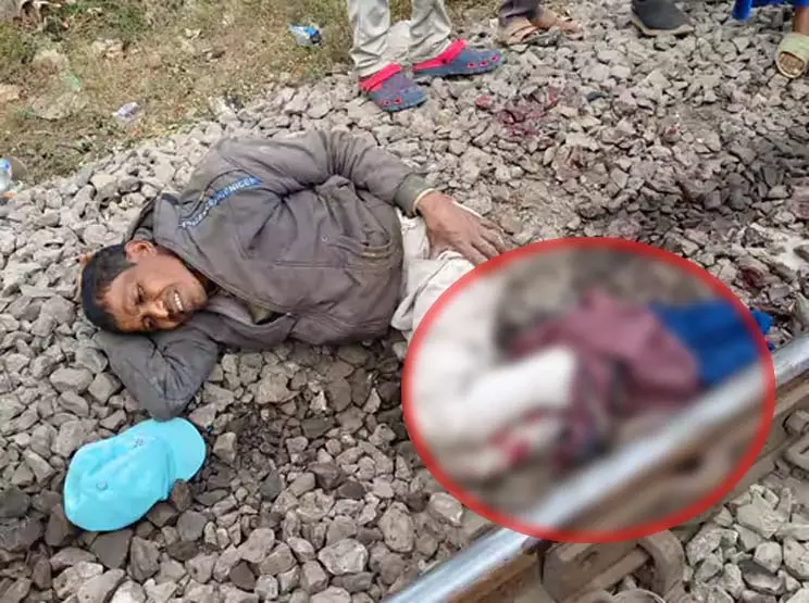 चलती ट्रेन में मोबाइल स्नैचिंग, यात्री को धक्का, दोनों पैर कटे, हालत गंभीर चलती ट्रेन में मोबाइल स्नैचिंग, यात्री को धक्का, दोनों पैर कटे, हालत गंभीर