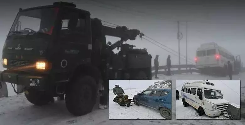 Arunachal: सेना ने सेला टॉप पर फंसे यात्रियों को निकाला Arunachal: सेना ने सेला टॉप पर फंसे यात्रियों को निकाला