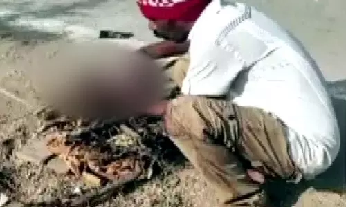 पिता ने जिला अस्पताल की लापरवाही से बेटी को खोया, सड़क किनारे किया अंतिम संस्कार पिता ने जिला अस्पताल की लापरवाही से बेटी को खोया, सड़क किनारे किया अंतिम संस्कार