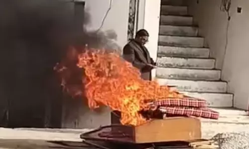कारोबारी पगला गया पत्नी के शराबी कहने पर, बेड और गद्दे में लगाई आग