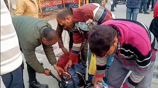 Ayodhya , आरजेबी कॉम्प्लेक्स में एक व्यक्ति को हिरासत में लिया गया, सुरक्षा कड़ी कर दी गई Ayodhya , आरजेबी कॉम्प्लेक्स में एक व्यक्ति को हिरासत में लिया गया, सुरक्षा कड़ी कर दी गई