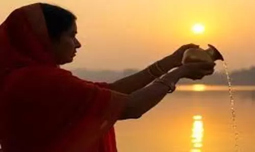 Surya Arghya Benefits: जानिए  उगते सूर्य को जल देने के लाभ