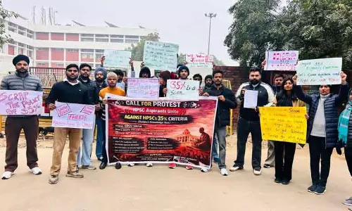 Sirsa में सैकड़ों लोगों ने HPSC भर्ती नीतियों का विरोध किया