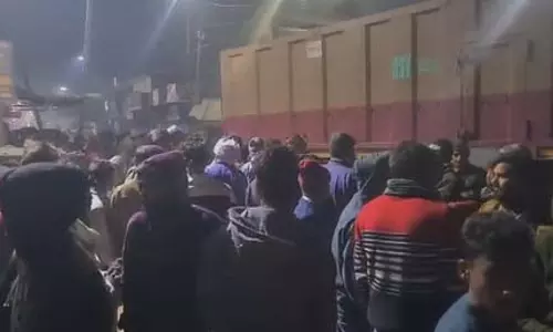 चाय की दुकान में घुसी अनियंत्रित ट्रक, कई लोग गंभीर रूप से घायल चाय की दुकान में घुसी अनियंत्रित ट्रक, कई लोग गंभीर रूप से घायल