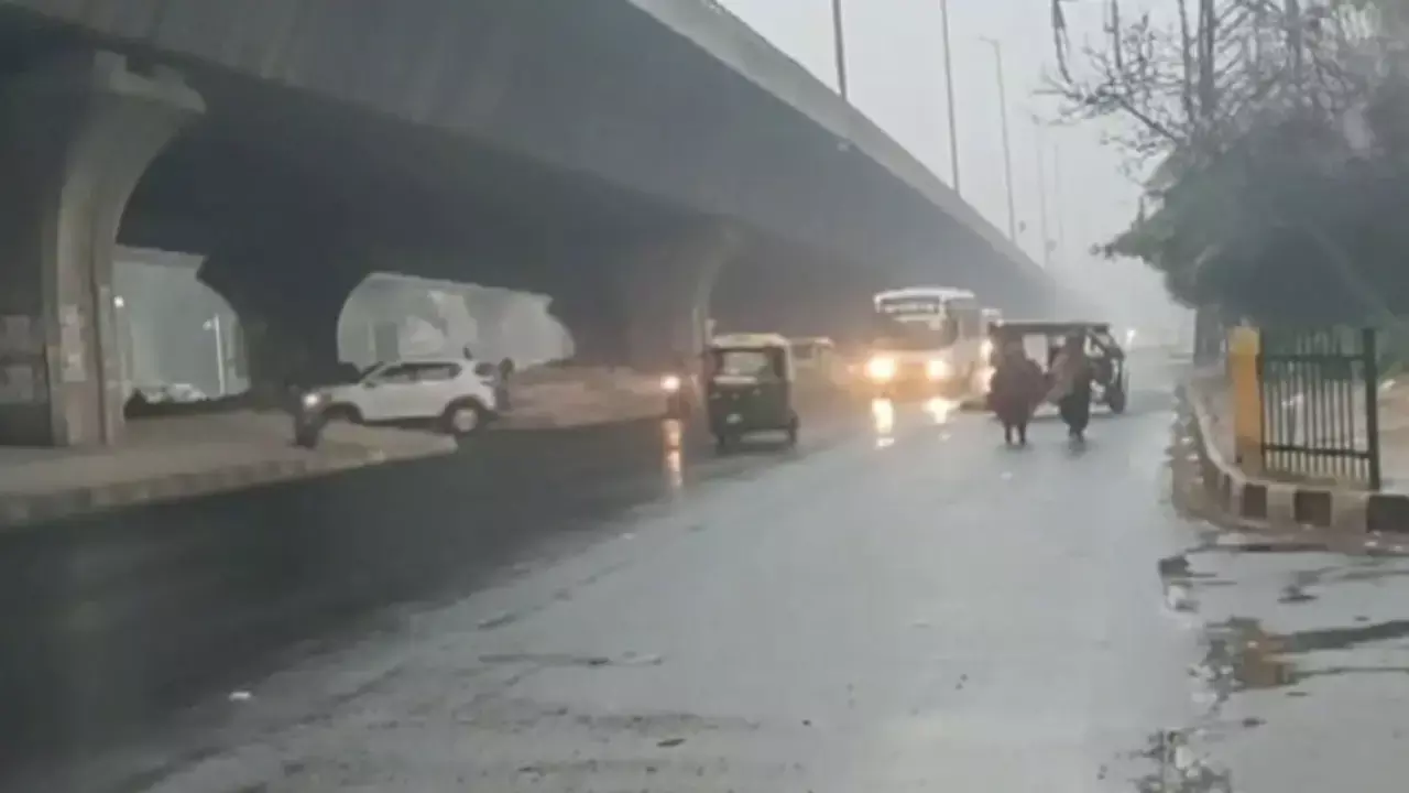 Delhi में सुबह सर्द रही, AQI में सुधार लेकिन स्मॉग बना रहा