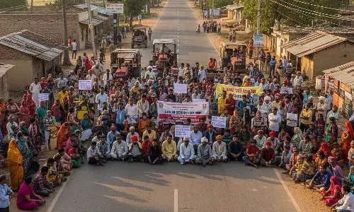 Indore: गुर्जर समुदाय ने दो घंटे तक 60 फुट रोड जाम किया Indore: गुर्जर समुदाय ने दो घंटे तक 60 फुट रोड जाम किया