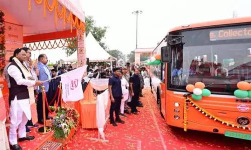 Green Push : CM माझी ने ओडिशा के संबलपुर में 25 ई-बसों को हरी झंडी दिखाई