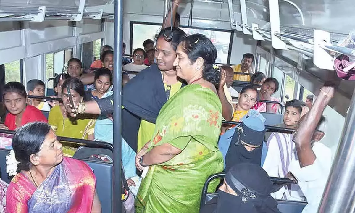 Andhra: मंत्री ने स्त्री शक्ति योजना का जायजा लेने के लिए आरटीसी बस की सवारी की